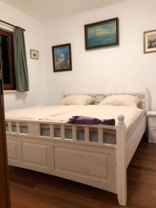 ein Bett mit einem weißen Bettrahmen in einem Zimmer in der Unterkunft Villa Olive Grove Ferienhaus in Kroatien direkt am Meer nahe Zadar und Nin in Privlaka