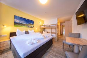 Postel nebo postele na pokoji v ubytování Hotel Krimml