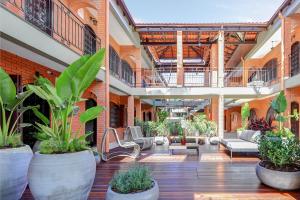 un patio interior con muebles y plantas en un edificio en Elite Hotel, en Florianópolis