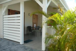 Balcon ou terrasse dans l'établissement Douceurs Caraïbes, Gîte Papaye.