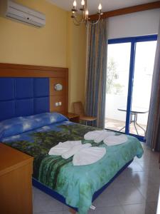 Кровать или кровати в номере Irinoula Apartments