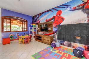 um quarto com um mural de super-heróis na parede em Elite Hotel em Florianópolis