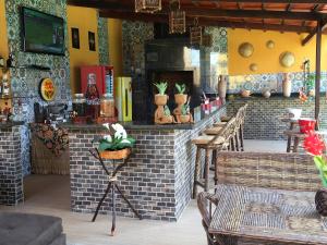 een restaurant met een bakstenen bar met stoelen en een bar bij HOTEL VIRGULINO in Olho D’Água do Casado