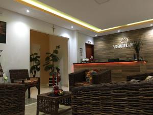 een lobby met een wachtkamer met stoelen en een balie bij HOTEL VIRGULINO in Olho D’Água do Casado