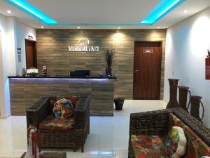 een wachtkamer met rieten stoelen en een balie bij HOTEL VIRGULINO in Olho D’Água do Casado +91 foto's