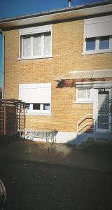 a brick building with a bench in front of it at Hôte "Il était une fois" in Hesdin