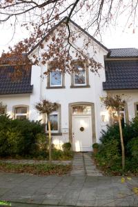una casa blanca con una puerta blanca en Time2Lounge, en Osnabrück
