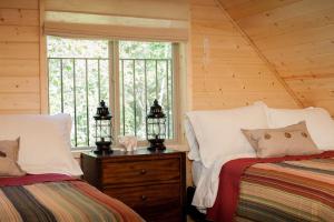 um quarto com 2 camas e uma janela em The Ridge At Glacier - Luxury Cabins em Coram
