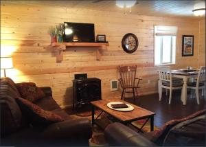 Ruang duduk di The Ridge At Glacier - Luxury Cabins