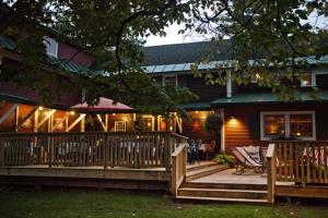 Casa con porche y terraza de madera. en The INN, en Montgomery