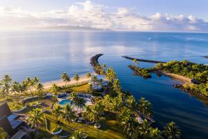 パシフィック・ハーバーにあるThe Pearl South Pacific Resort, Spa & Golf Courseの海岸と海の空中を望む