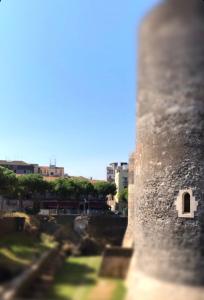 カターニアにあるLa finestra sul Castelloの市石塔の接近