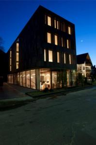 un edificio negro con luces en una calle en BECKER´S Hotel & Restaurant, en Trier