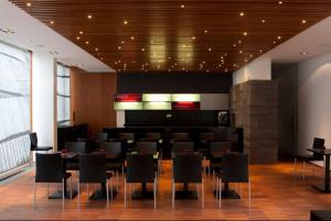 une salle à manger avec des tables et des chaises dans un bâtiment dans l'établissement BECKER´S Hotel & Restaurant, à Trèves