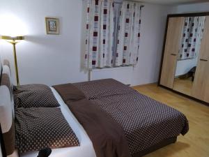 1 dormitorio con cama y espejo grande en Apartment Benecko 124, en Benecko
