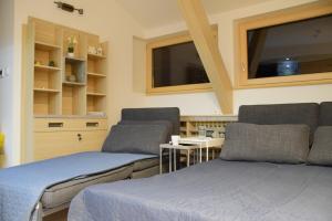 コパオニクにあるFamily Lux Apartmani Angella Konaciのリビングルーム(ベッド2台、テーブル付)