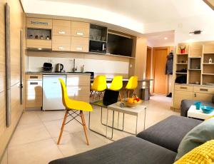コパオニクにあるFamily Lux Apartmani Angella Konaciのキッチン、リビングルーム(黄色い椅子付)