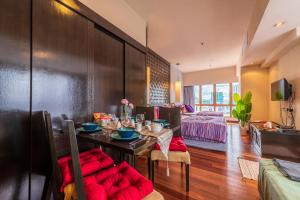 ein Esszimmer mit einem Tisch und Stühlen sowie ein Schlafzimmer in der Unterkunft Homestay Resort 7pax 1min to Sunway Lagoon&Pyramid in Petaling Jaya