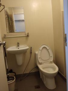 een badkamer met een toilet en een wastafel bij Avida Atria Khalexa's Place Iloilo in Iloilo City
