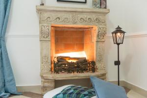a fireplace in a living room with a fire place at Camera Ardea in Aversa
