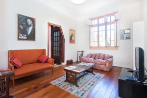 uma sala de estar com dois sofás e uma televisão em Italia Suite em Santiago