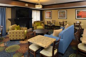 Posezení v ubytování Holiday Inn Express Hotel & Suites Charlotte by IHG