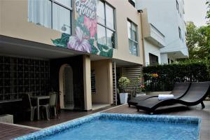 una casa con piscina al lado de un edificio en Color House Santa Marta, en Santa Marta