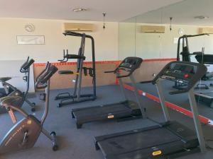 een fitnessruimte met diverse hometrainers in een kamer bij Bella Vista 6 in Puerto Peñasco