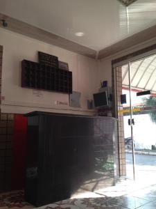 a room with a large black counter with a window at Hotel Spada in Belém