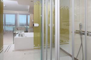 Koupelna v ubytování Masel Hotel