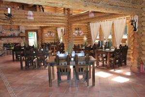 a dining room with wooden tables and chairs at Suior Resort Cota 1000 in Baia-Sprie