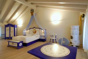 TavagnaccoにあるLa Locanda Del Gropのベッドルーム(天蓋付きベッド1台、テーブル付)
