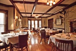 un comedor con mesas y sillas en un restaurante en The INN en Montgomery