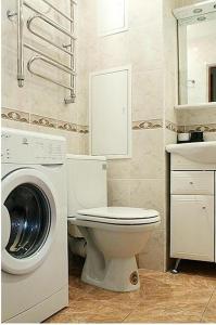 モスクワにあるApartLux Ostankinskayaのバスルーム(トイレ、洗濯機付)