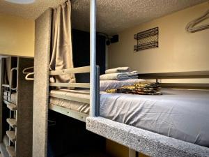 Letto o letti in una camera di Sheridan Hostel