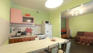 モスクワにあるApartLux Yugo-Zapadnaya Studioの緑の壁のキッチン(テーブル、椅子付)