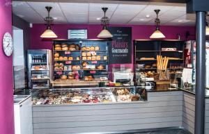 eine Bäckereitheke mit ausgestelltem Gebäck in einem Geschäft in der Unterkunft B&B L'Epicure in Gouvy