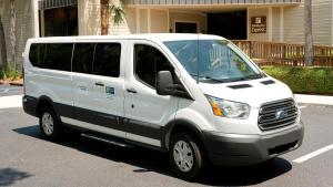 ein weißer Van auf einem Parkplatz geparkt in der Unterkunft Holiday Inn Express Hilton Head Island, an IHG Hotel in Hilton Head Island