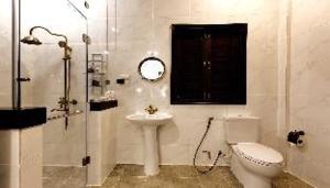 a white bathroom with a toilet and a sink at สงขลาแต่แรก แอนทีค โฮเท็ล Songkhla Tae Raek Antique Hotel in Songkhla +60 photos