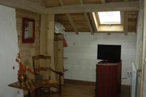 TV a/nebo společenská místnost v ubytování Chambres d'Hotes Au Vieux Logis + 14 fotografií