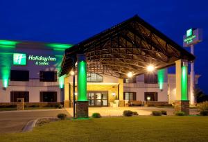 - un bâtiment avec des lumières vertes la nuit dans l'établissement Holiday Inn Hotel & Suites Minneapolis-Lakeville, an IHG Hotel, à Lakeville