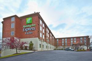 ein Gebäude mit einem Schild, das Urlaubsgasthaus Express und Suiten liest in der Unterkunft Holiday Inn Express and Suites Pittsburgh West Mifflin, an IHG Hotel in West Mifflin