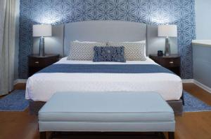 Postel nebo postele na pokoji v ubytování Best Western PLUS Franklin Square Inn