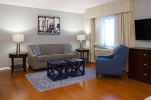 TV a/nebo společenská místnost v ubytování Best Western PLUS Franklin Square Inn