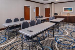 una clase con mesas y sillas en una alfombra en Holiday Inn Express Hotel & Suites York by IHG, en York