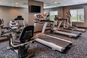 un gimnasio con varias máquinas de cardio en una habitación en Holiday Inn Express Hotel & Suites York, an IHG Hotel, en York