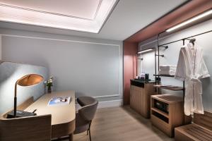 a dressing room with a desk and a mirror at Mercure Fuzhou Downtown in Fuzhou