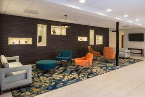 - une salle d'attente avec des chaises et des tables colorées dans l'établissement Crowne Plaza Hotel and Suites Pittsburgh South, an IHG Hotel, à Pittsburgh