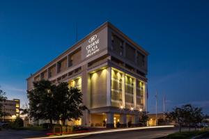 een gebouw met een bord aan de zijkant bij Crowne Plaza Hotel and Suites Pittsburgh South, an IHG Hotel in Pittsburgh