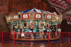 een groep mensen die op een draaimolen rijden bij Circus Circus Hotel, Casino & Theme Park in Las Vegas